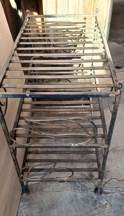 Solidna półka na buty wykonana z metalu(do negocjacji)