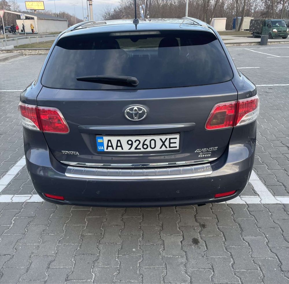 Автомобіль Toyota avensis 2011