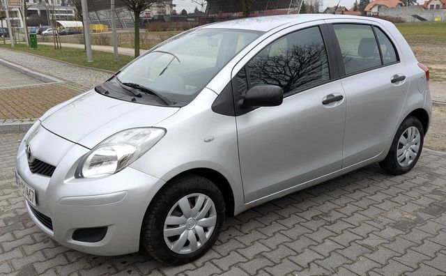Toyota Yaris 1.0 benzyna 2010 r. klima