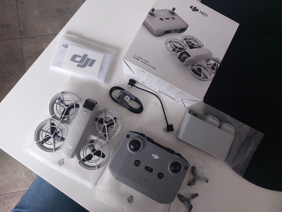 Квадрокоптер дрон DJI Neo Fly More Combo