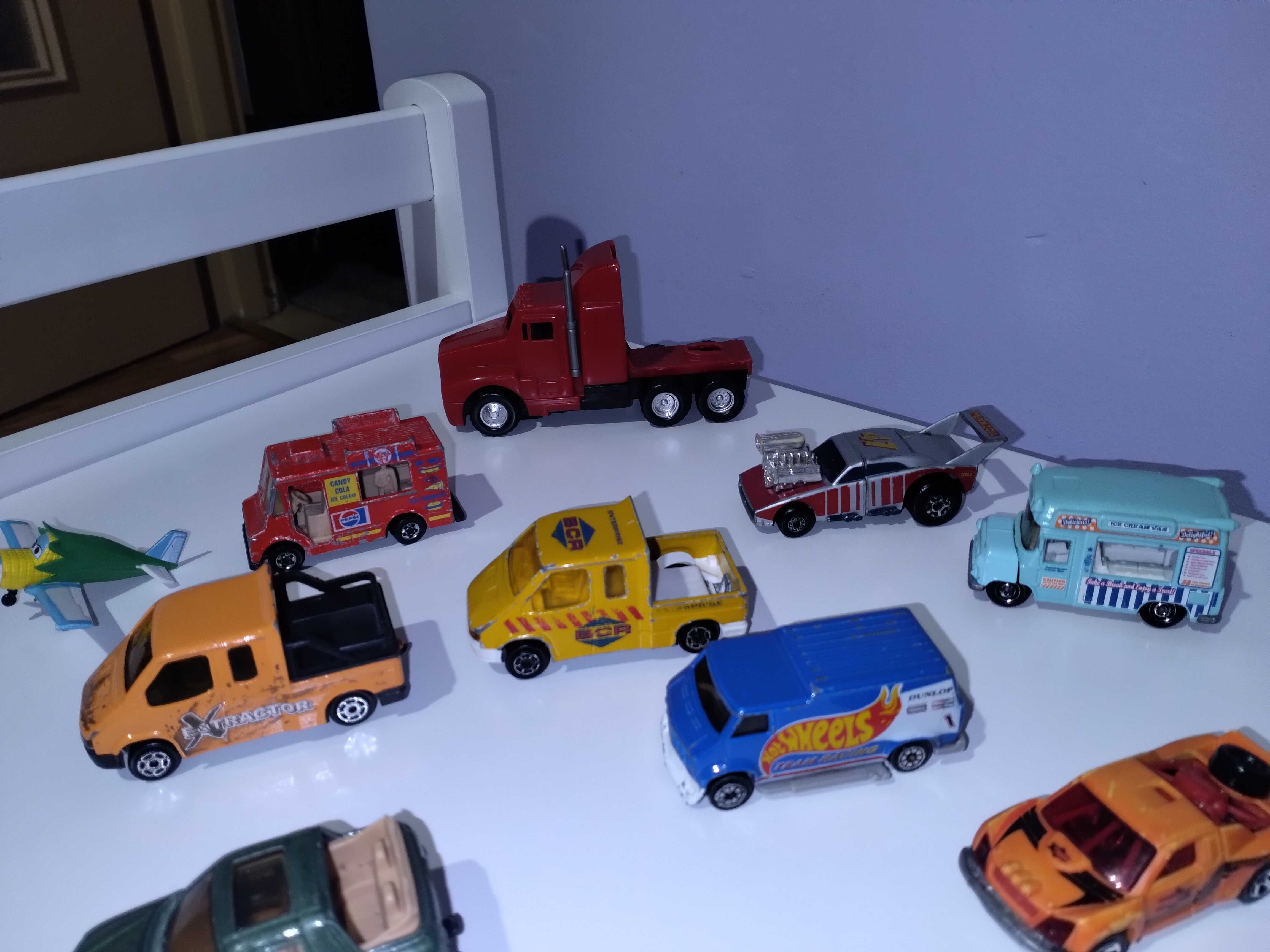 samochody metalowe resoraki hot wheels majorete matchbox 22 sztuki