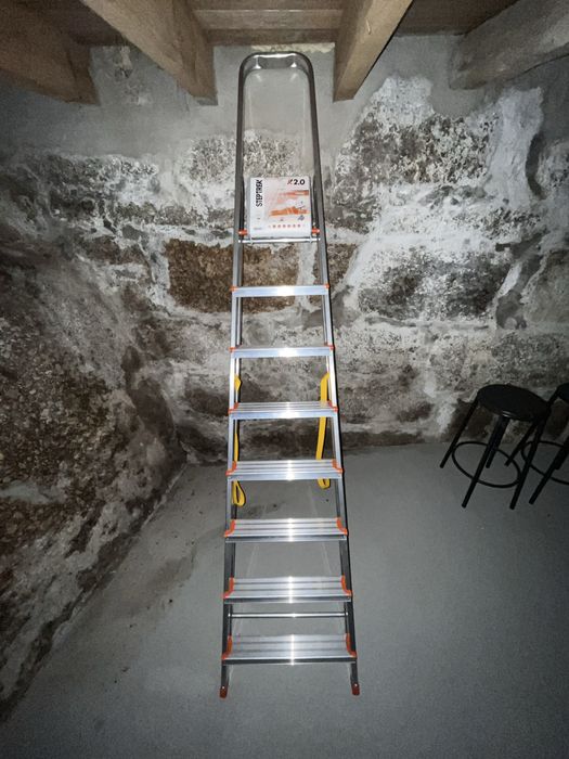 Escada de aluminio 8 degrais