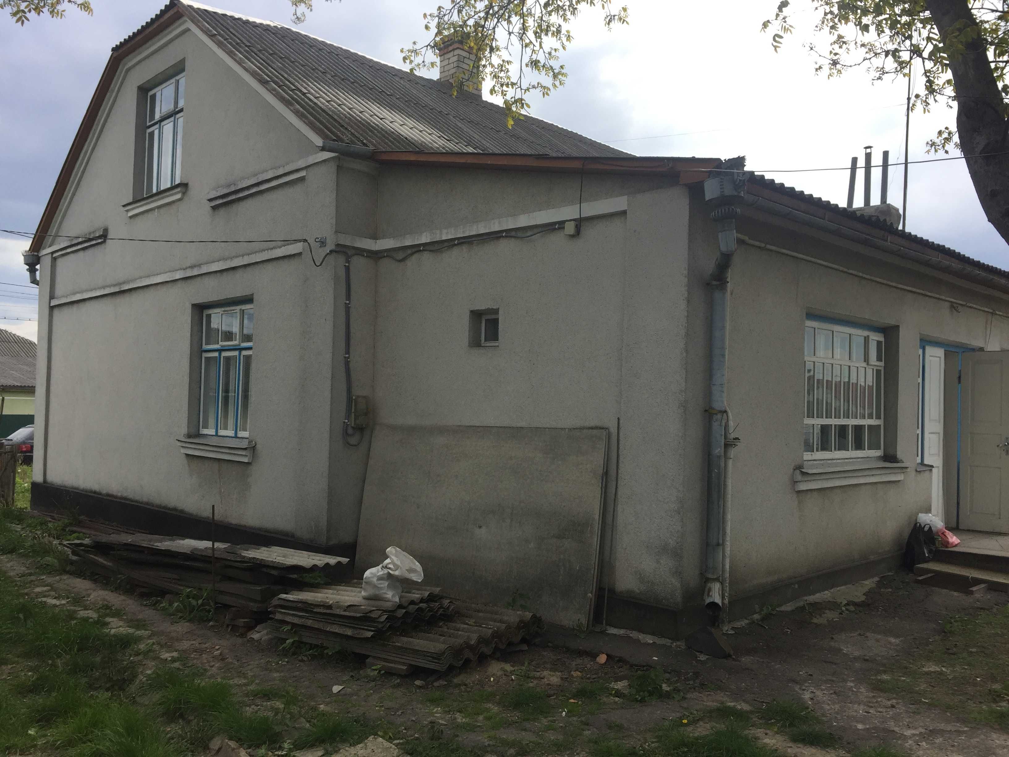 Продається двоповерховий будинок в смт Млинів
