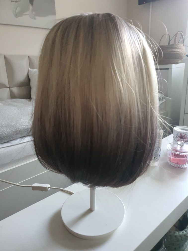 Peruka blond z pasemkam