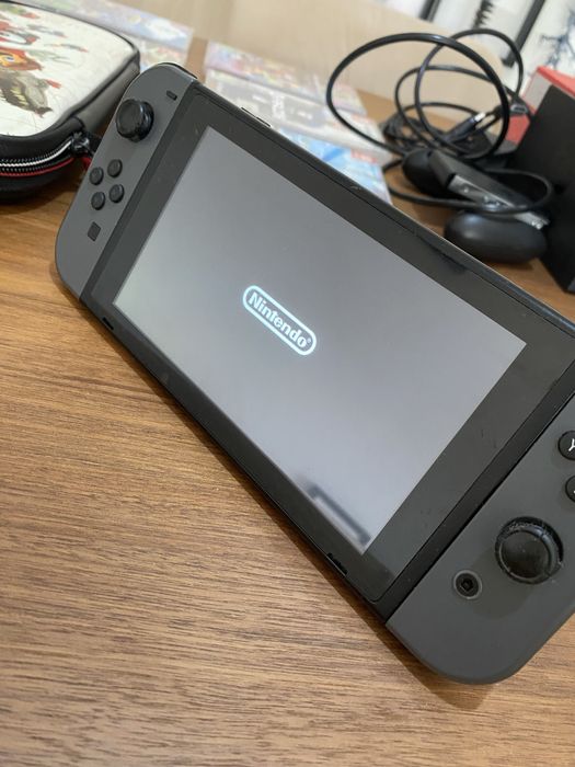 Nitendo Switch em otimo estado com jogos bolsa e acessorios