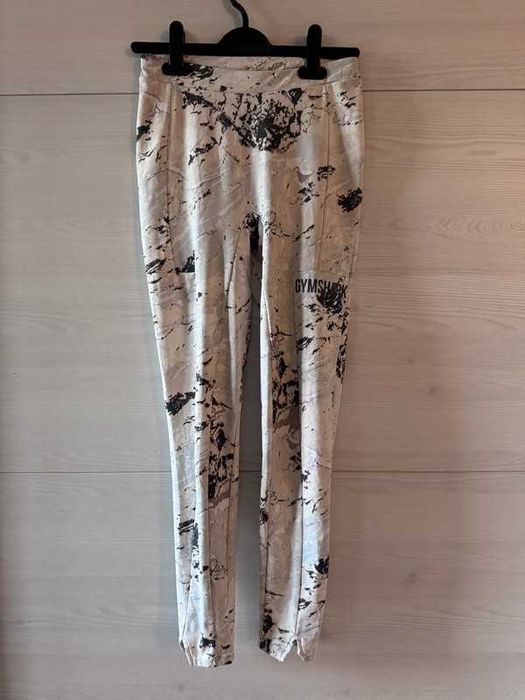 Białe marmurkowe legginsy gymshark S