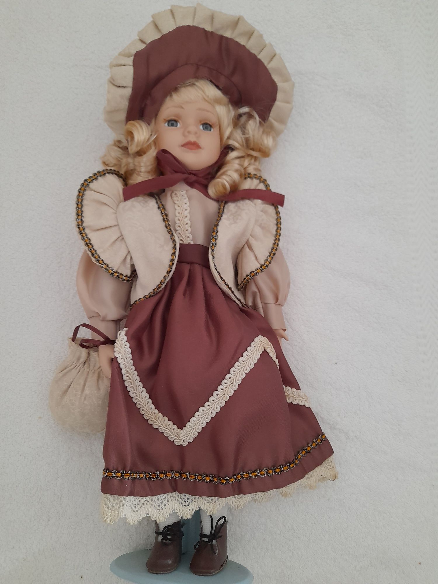 Boneca de porcelana de coleção