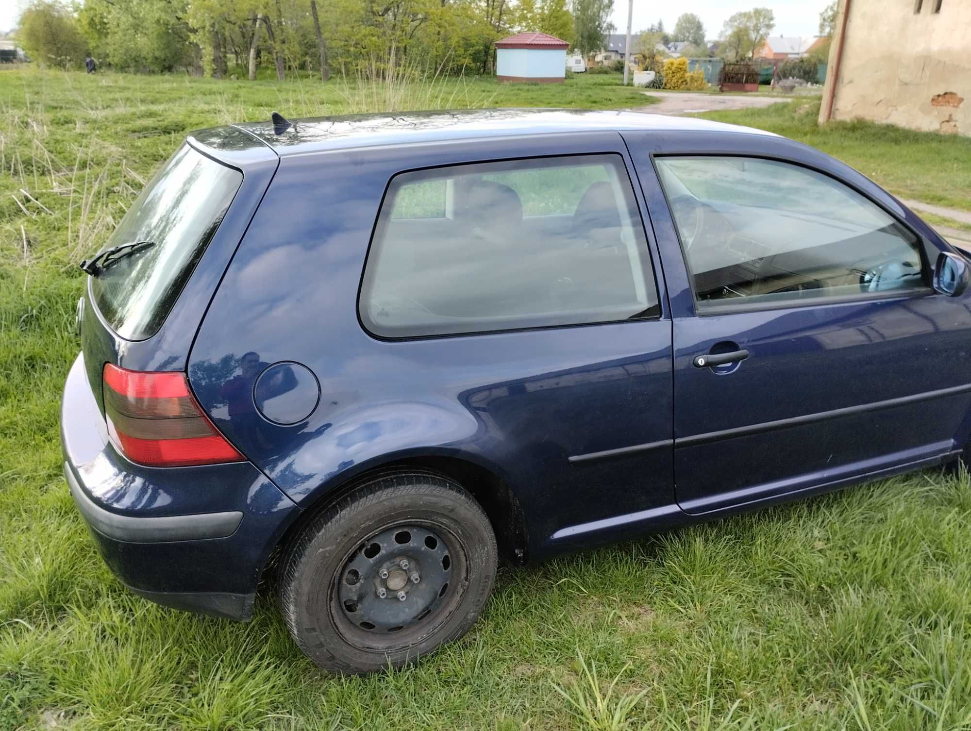 VWGolf   IV 1.4 16v z klimatyzacją  do rejestracji