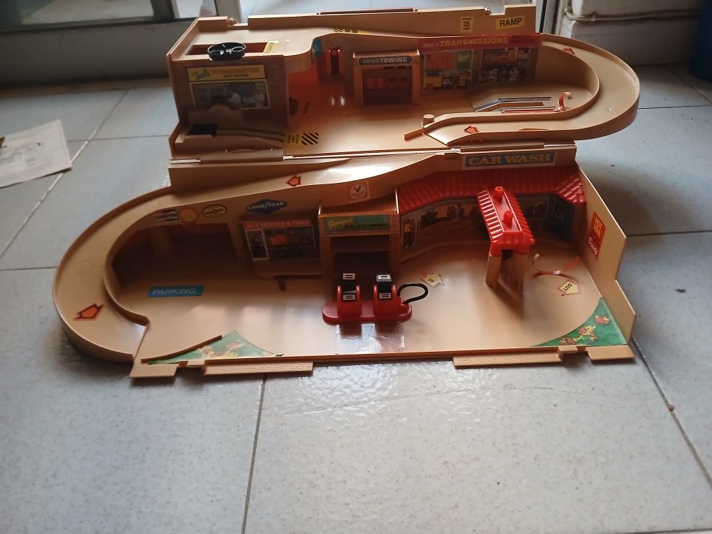 Hot wheels service center foldaway garage