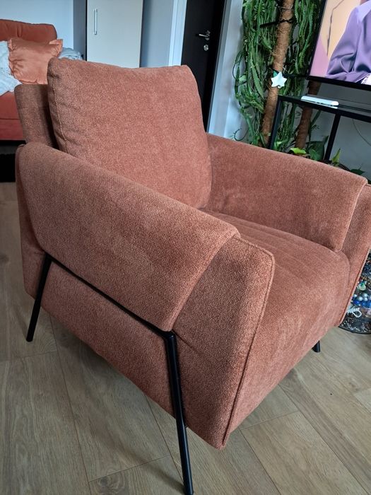 Fotel wypoczynkowy na metalowych nóżkach