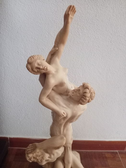 Estatueta marfinite 60cm altura tema rapto das sabinas