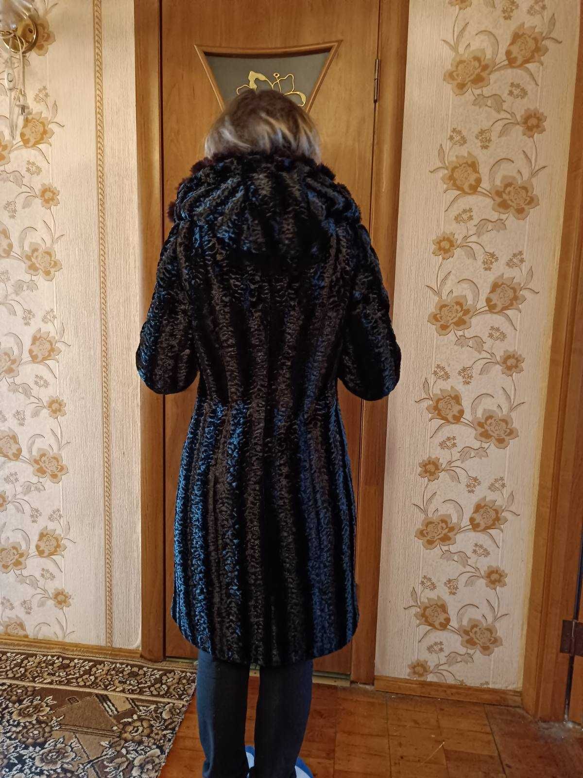 Жіноче пальто каракуль