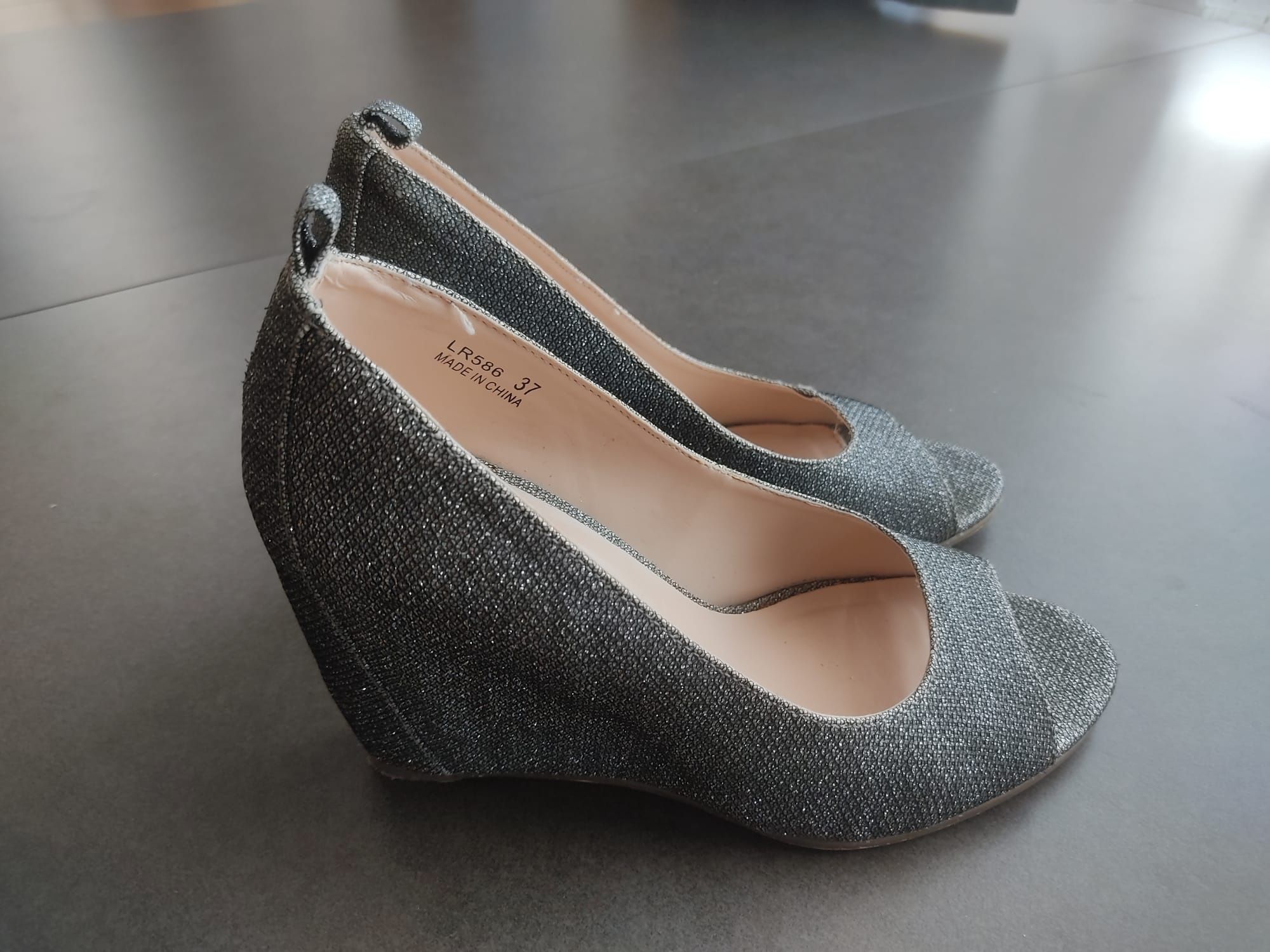 Buty na koturnie