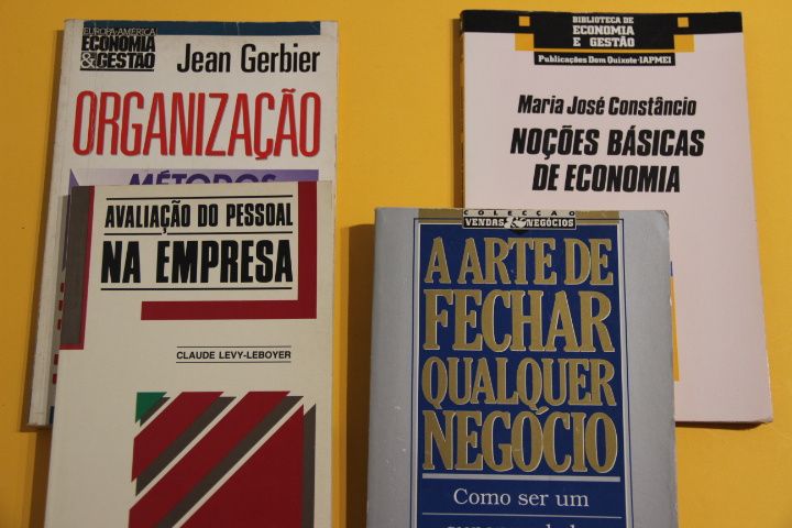 Livros sobre economia, negócios, empresas...