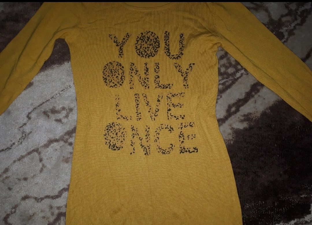Piękny sweterek z napisem You only live once