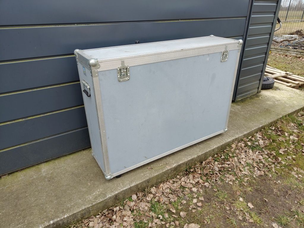Duża, aluminiowa skrzynia