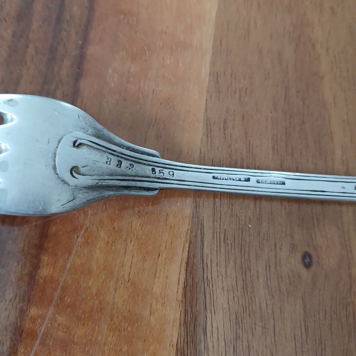 Продам серебрянную вилку, мельхиоровые столовые ложки