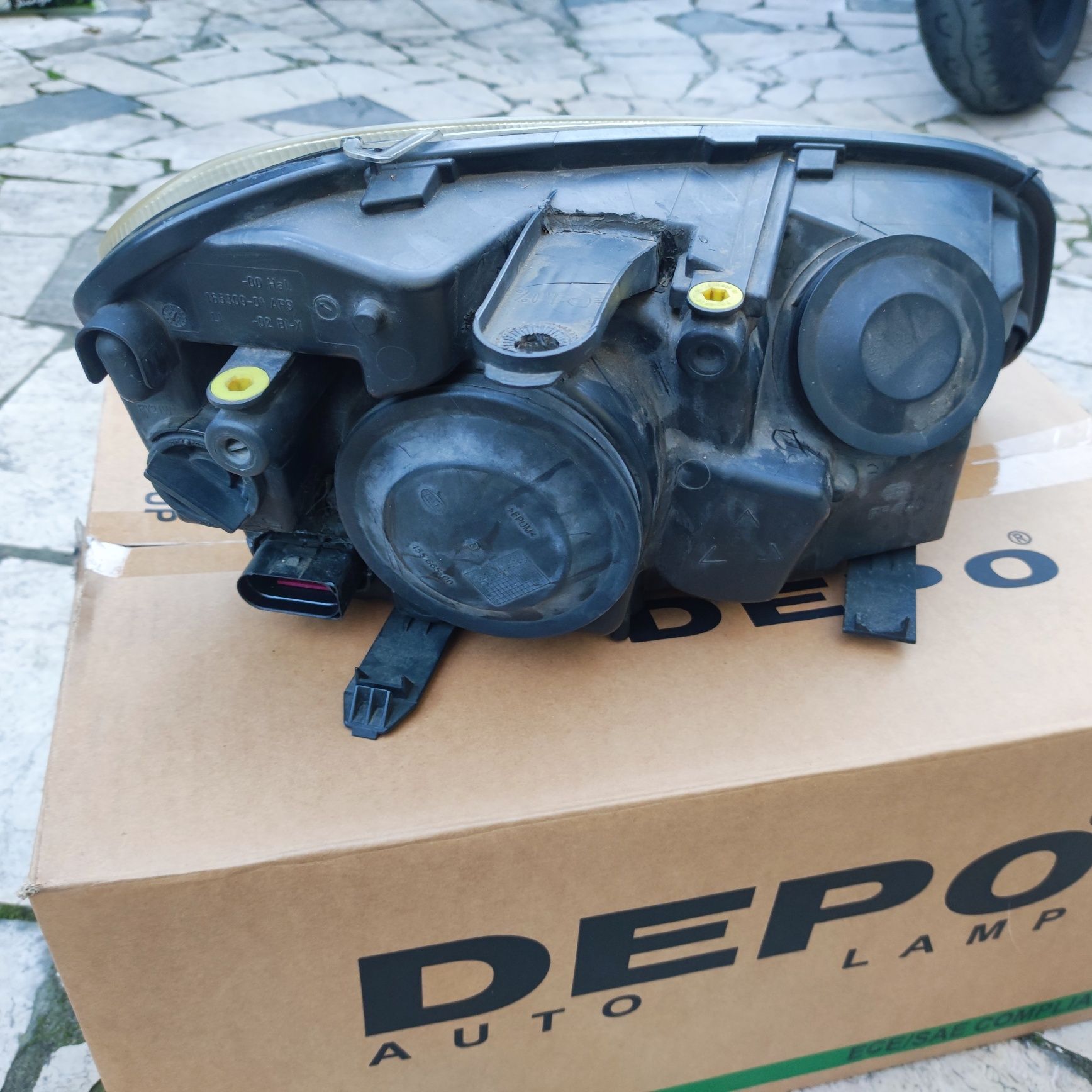 Farol dianteiro esquerdo Ford Cmax