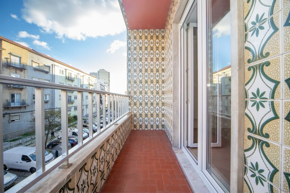 Quarto duplo (casal) em T2, sem moveis, em Queluz à 2 mins comboios