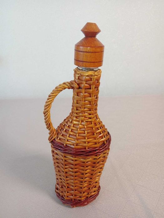 Обплетена пляшка для напоїв