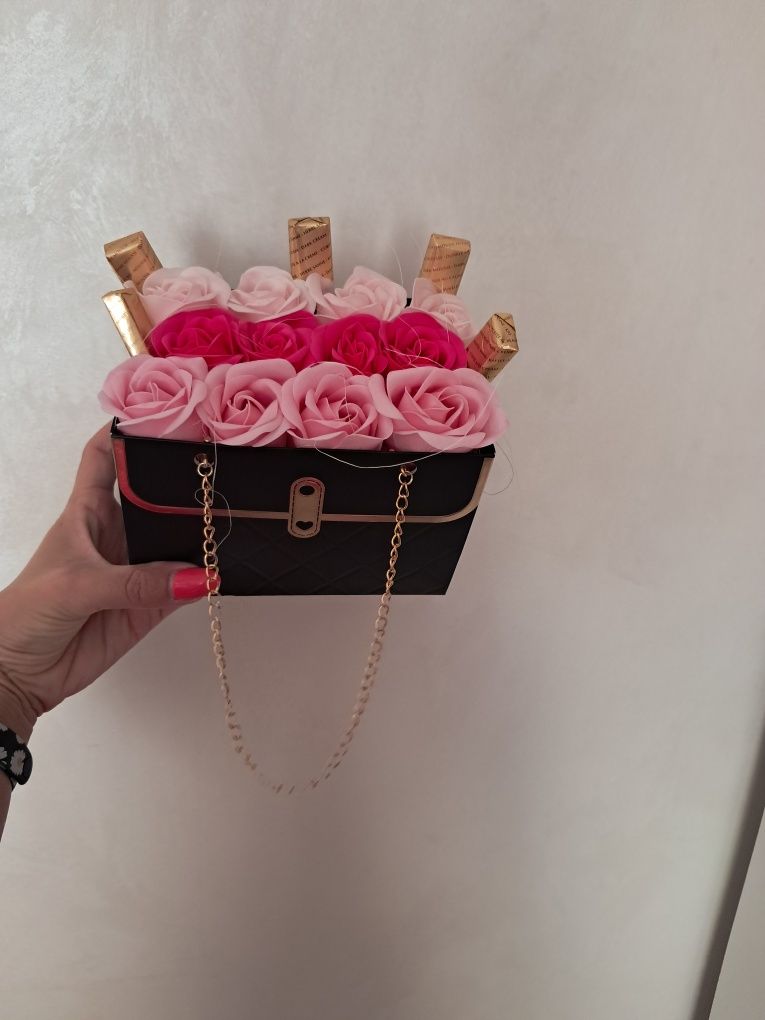 Róże mydlane w uroczej torebce flower box