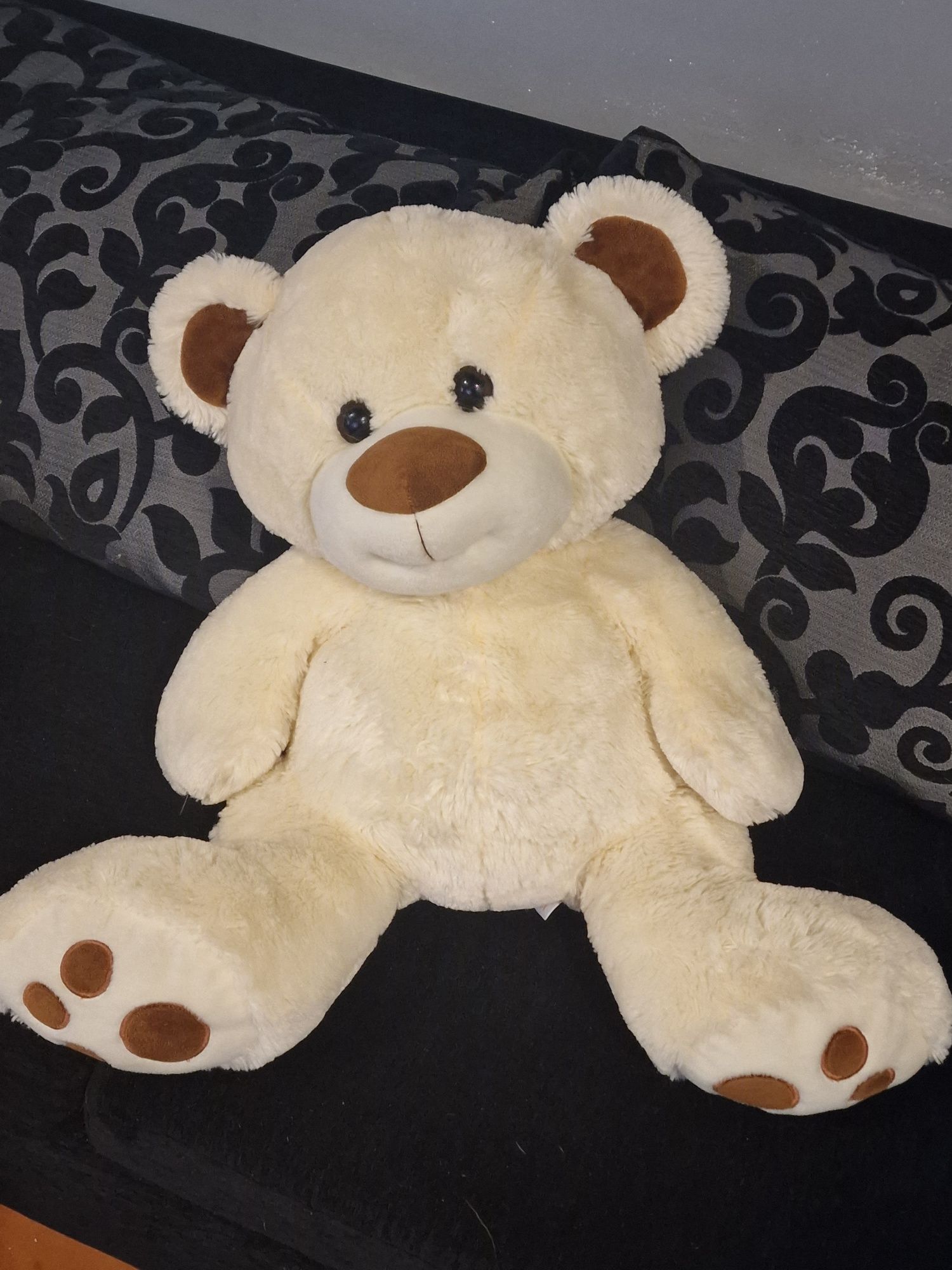 Urso de peluche com  70 cm de comprimento