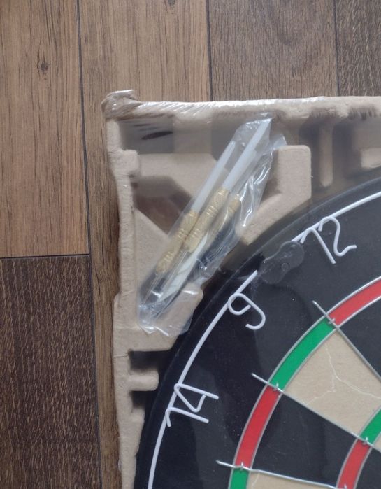 Tarcza sizalowa do gry w darta Target + 6 lotek i mocowanie