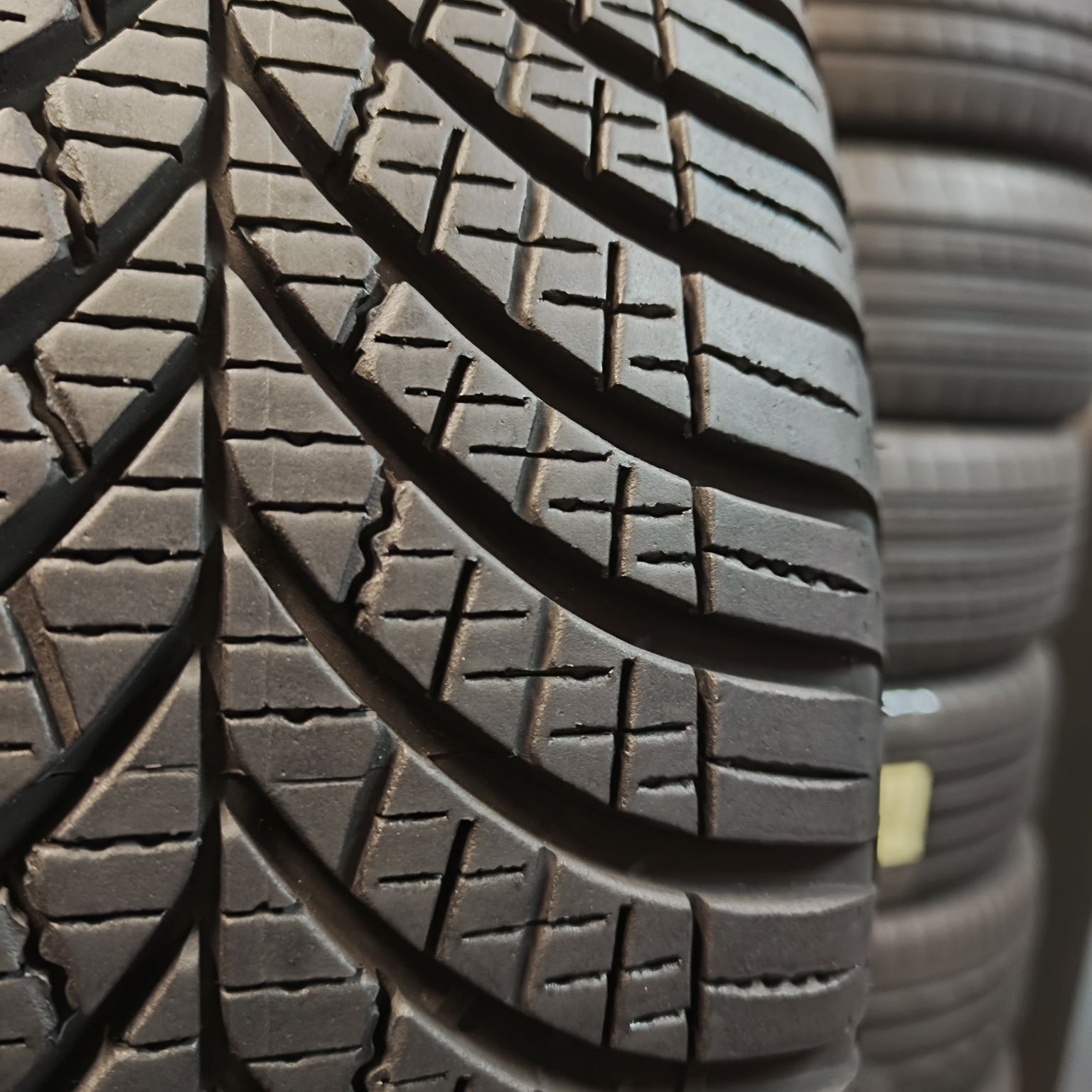 205/55/17 XL Sprzedam parę opon całorocznych Goodyear