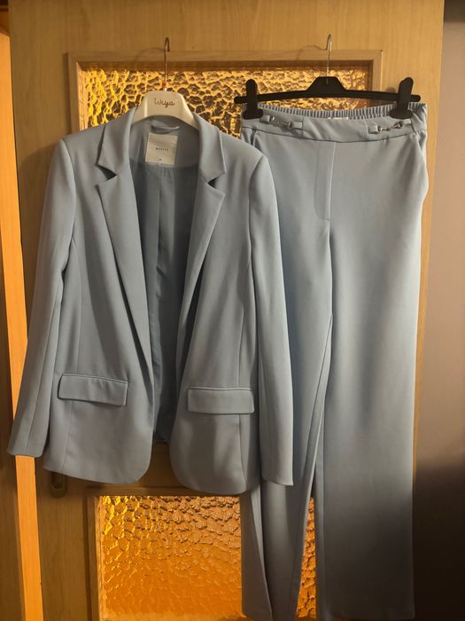 Błękitny garnitur Mohito marynarka i szerokie spodnie