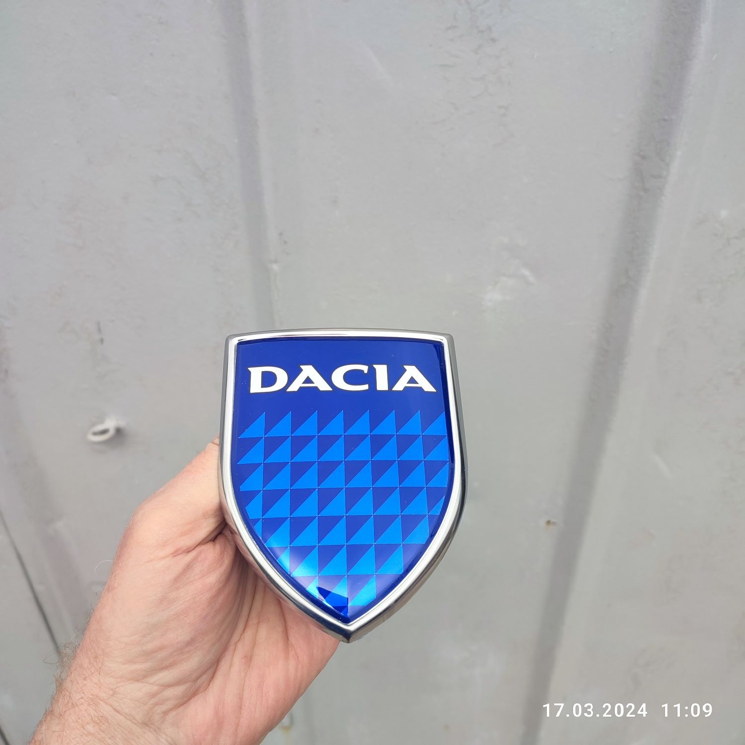 Емблема капота Dacia
