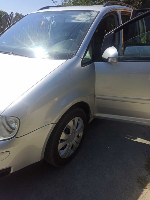 Volkswagen touran.