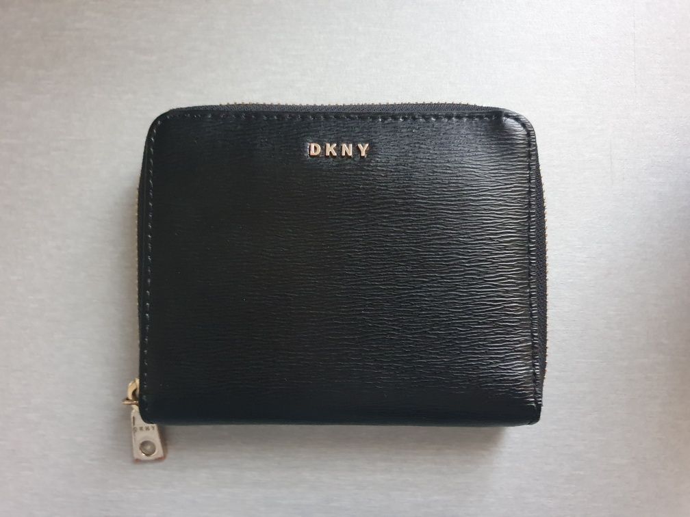Czarny skórzany portfel DKNY
