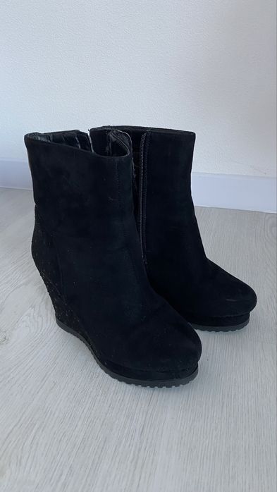 Чоботи зимові на танкетці