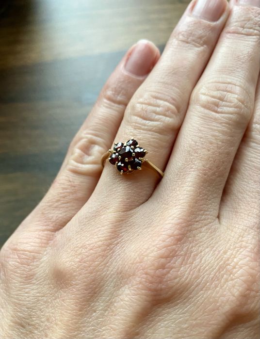 Złoty pierścionek z granatami