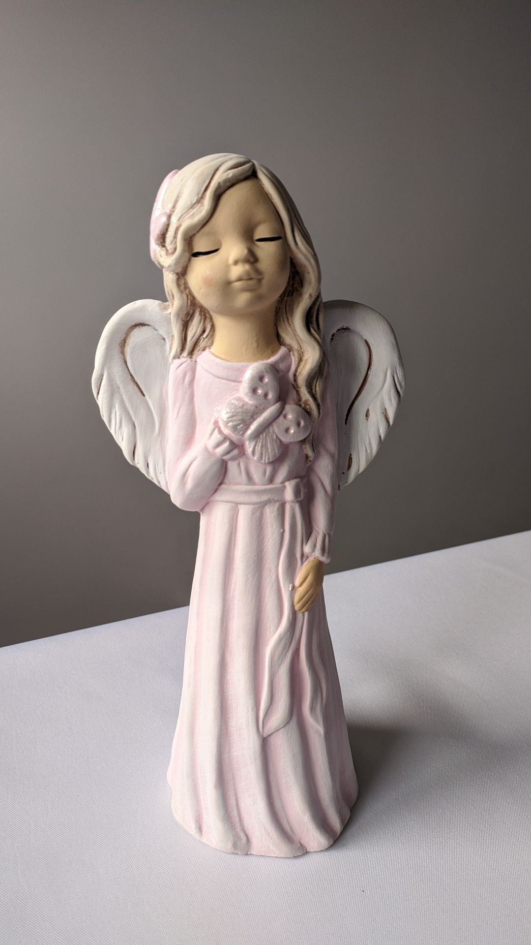 Dziewczynka w różowej sukience aniołek nowa anioł