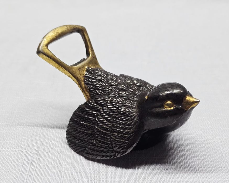 Stary, kolekcjonerski otwieracz mosiężny ptaszek wróbelek ptak retro