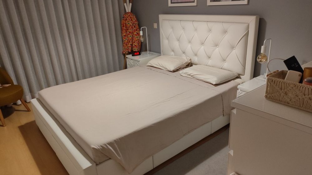 Cama de casal em pele