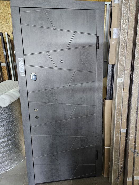 Продам двері вхідні.