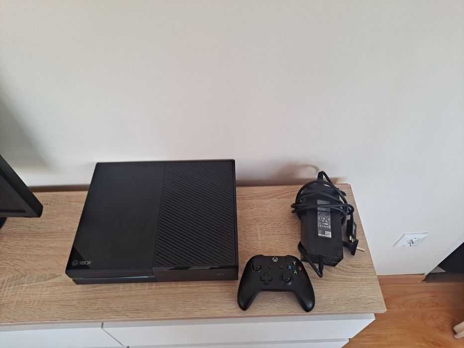 Konsola Xbox one.pad, zasilacz oraz gra dying light.