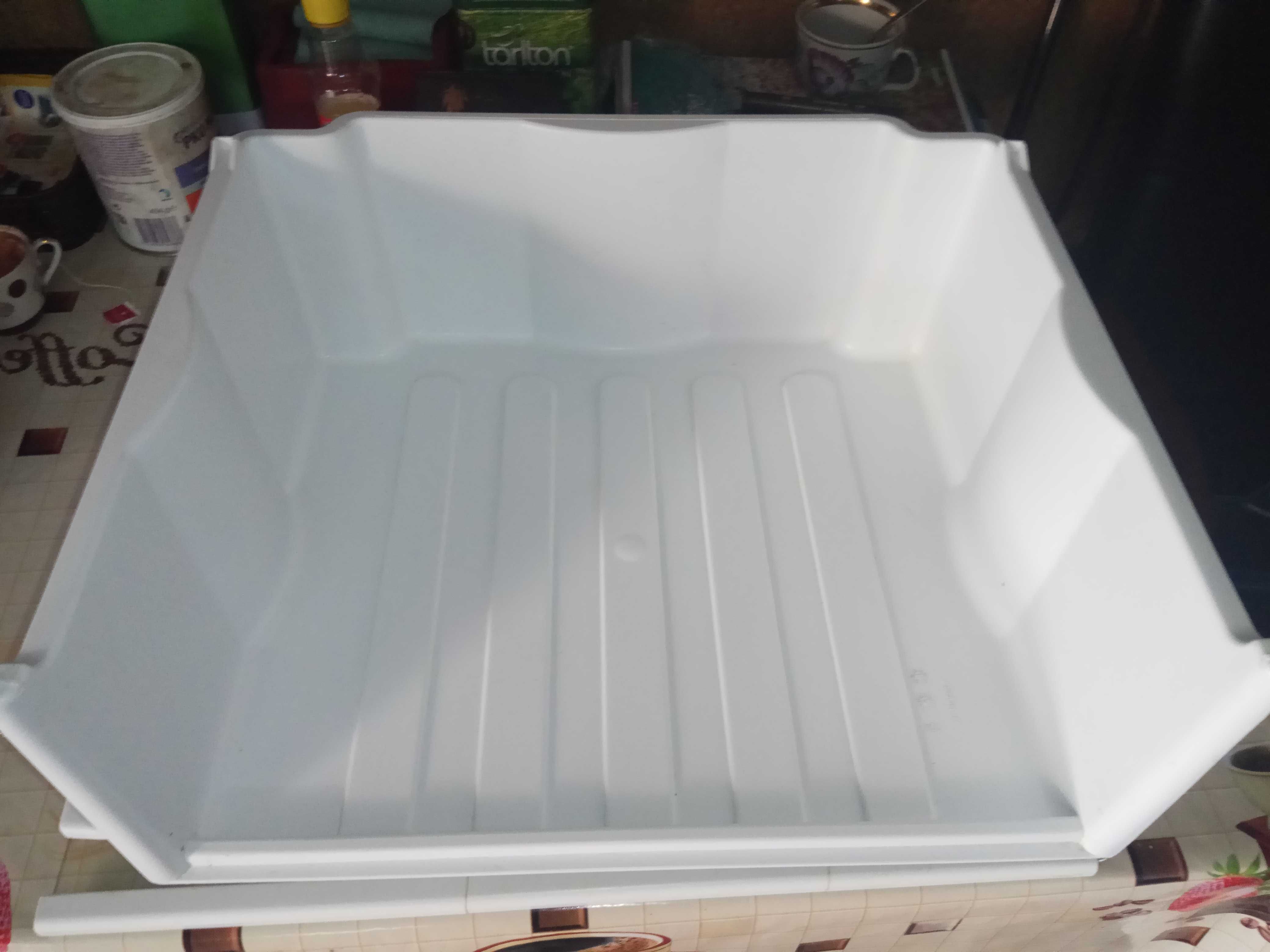 Ящики и полки от морозильной камеры холодильника Indesit B 16.025