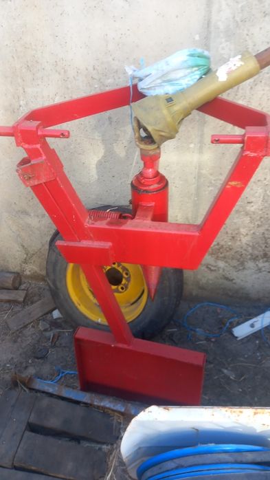 Varias alfaias agrícolas  ver as fotos