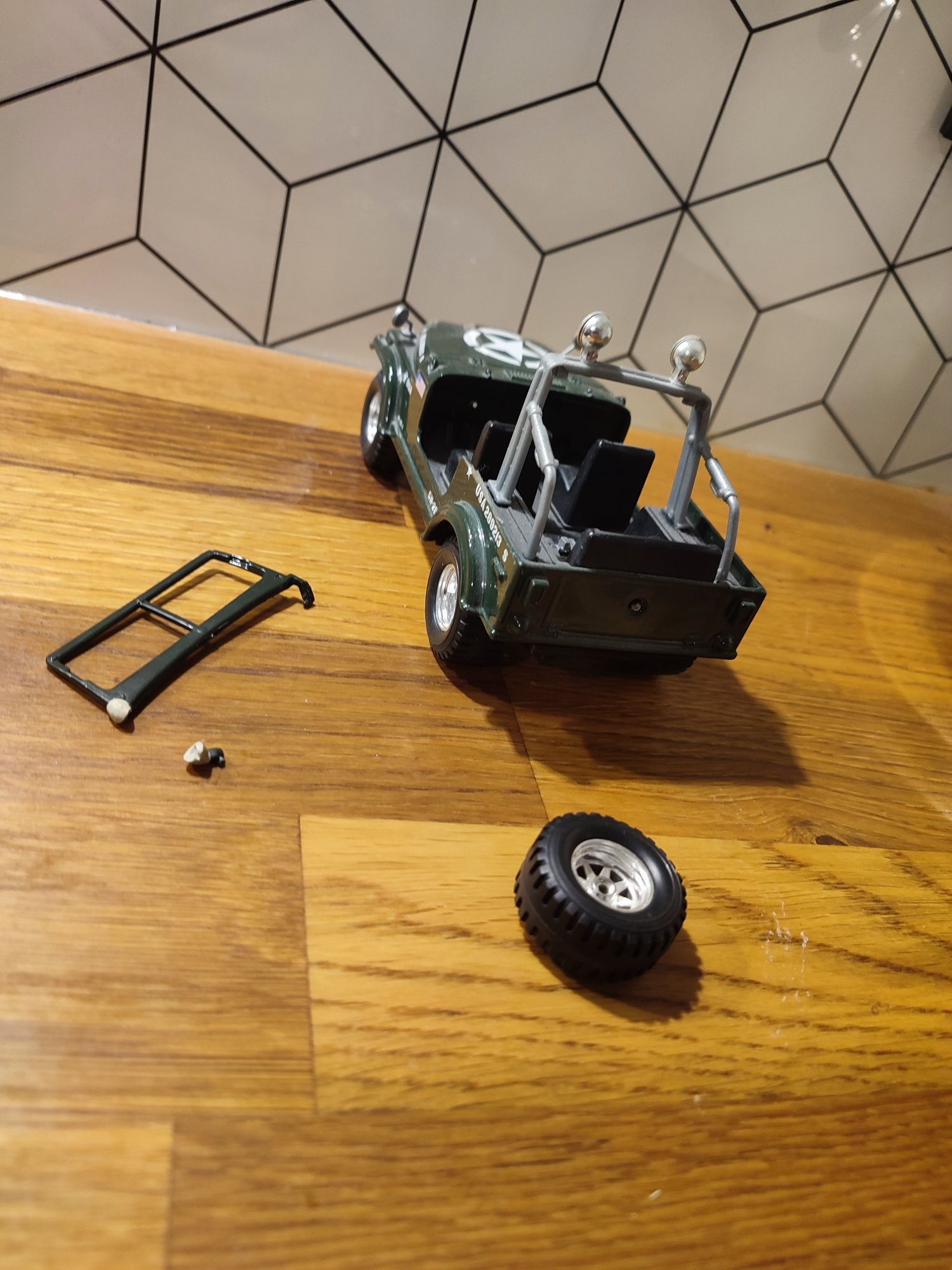Burago jeep Wrangler 1 24 bburago uszkodzony