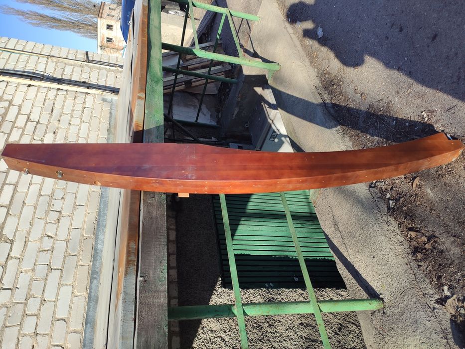 Деревянные опоры, крашенные, ольха