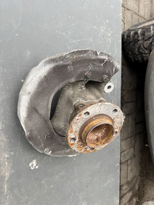 Передня ,ліва цапфа BMW F30 задній привід