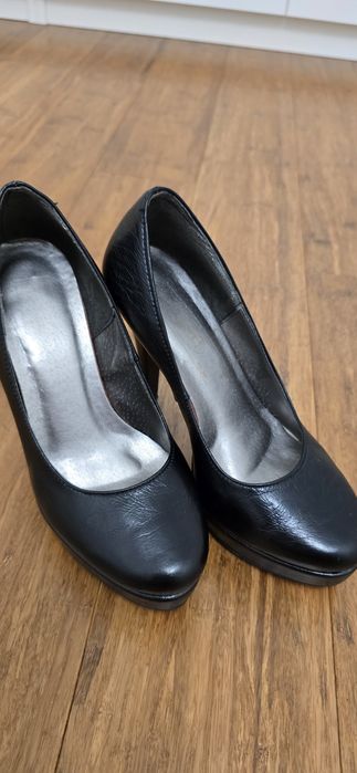 Buty Tessi z czerwoną podeszwą rozmiar 36