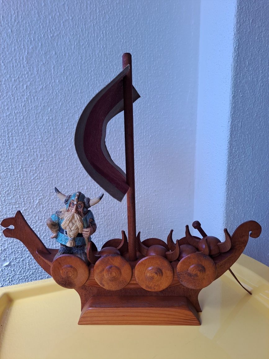 Barco viking em madeira