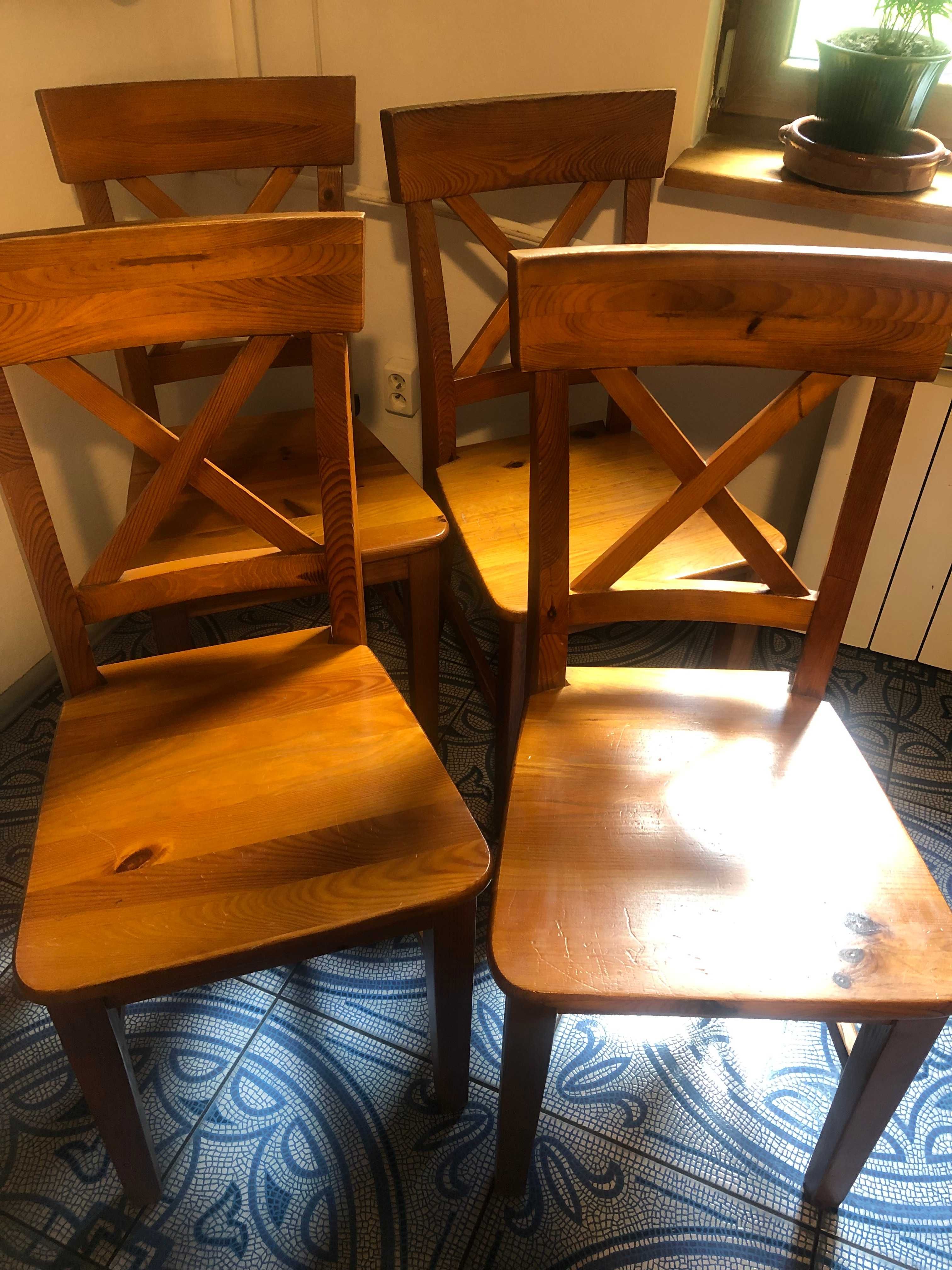 drewniane krzesła i stół