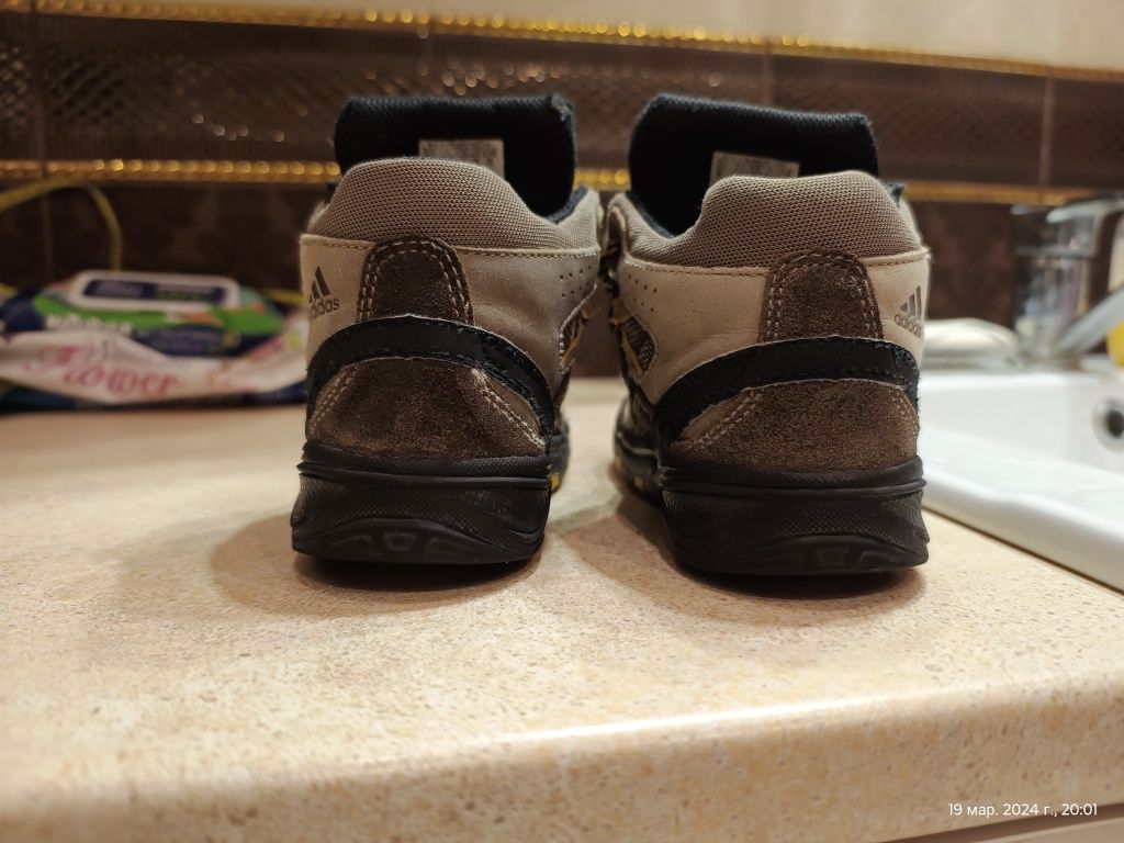 Ботінки, кросівки, хайтопи Adidas