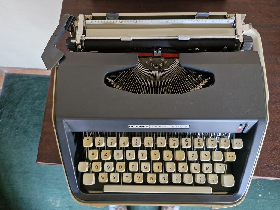 Vendo máquina de escrever antiga