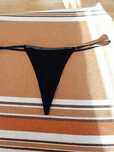 Damskie czarne stringi.